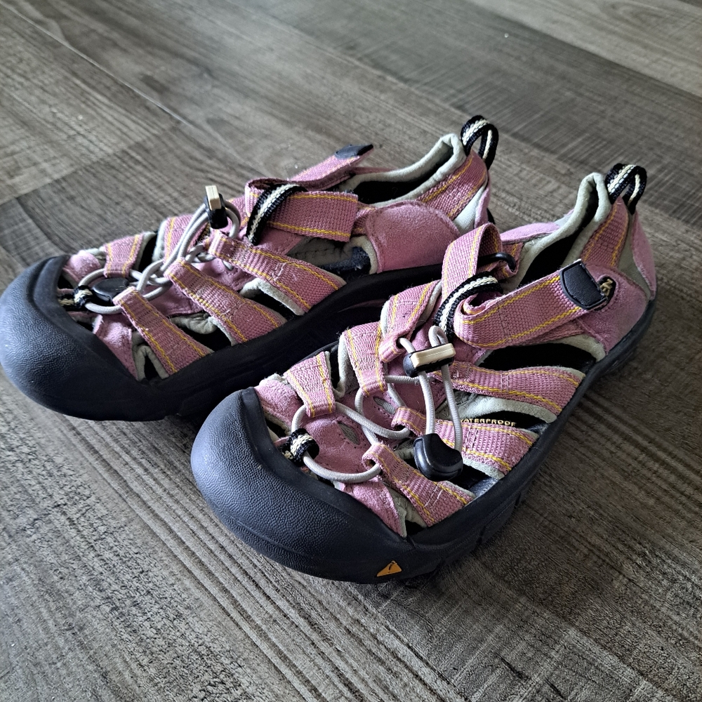 Keen sandals pink youth size 4